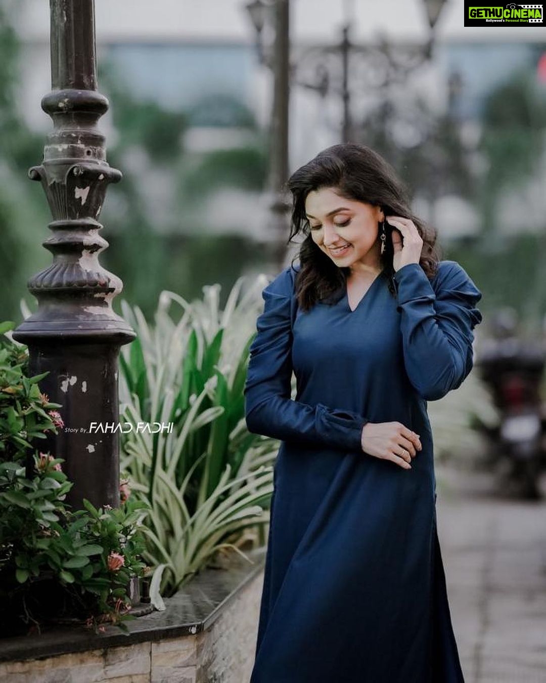 Sija Rose Instagram - The depth of blue🪁🌀 . Pic: @fahad____fadhi MUA: @neethu_makeupartist Styling : @shantikrishna Attire: @the_mainstreetshop_kochi