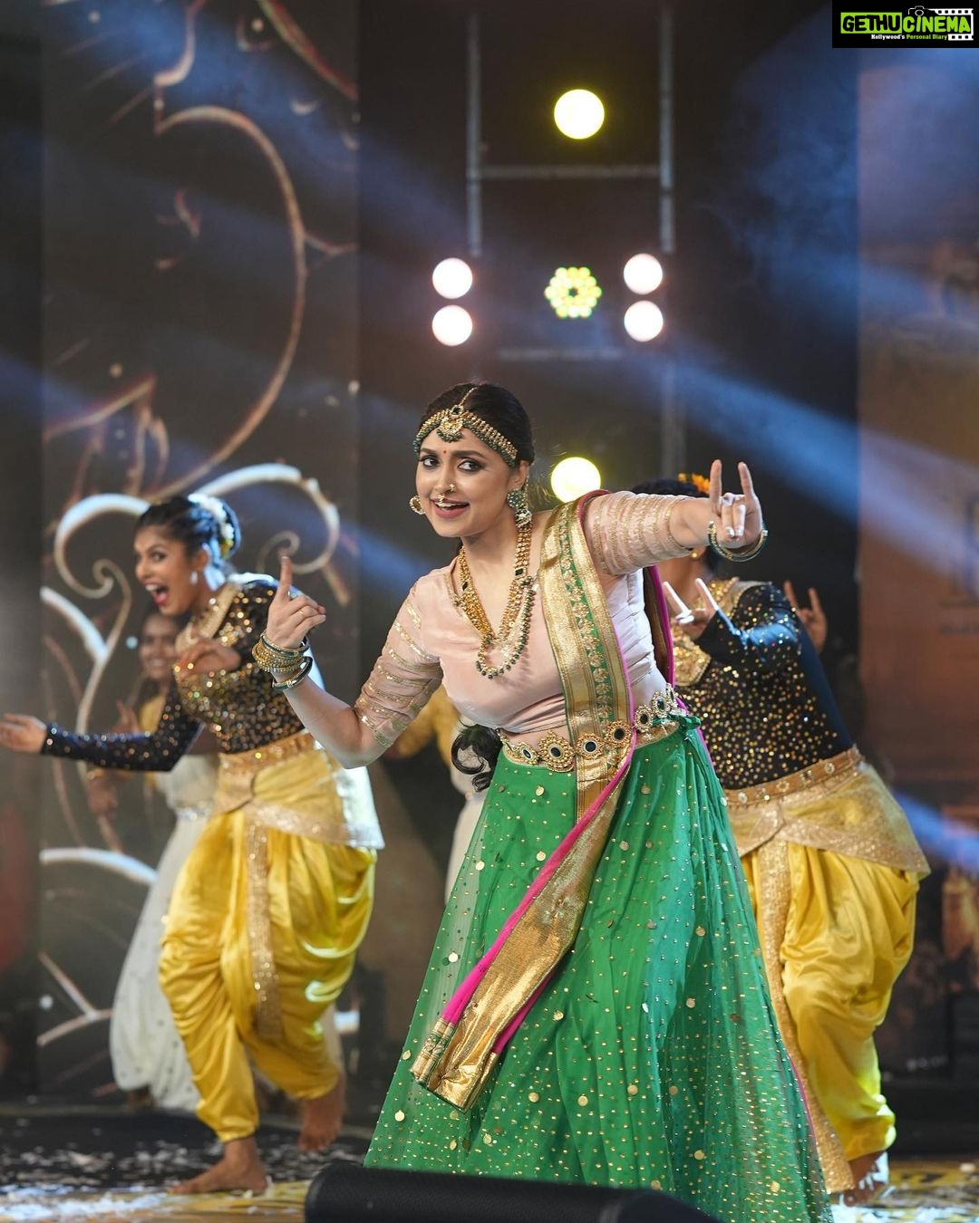 Sija Rose Instagram - Last from the series . Thanks @shyamkumar.m.s for these clicks Mua: @sruthisaimakeupstudio ❤️ Choreography: @jobin_master . #instagram #instapic #dance #dancer #stage #flowerschannel #performance #picoftheday #💃