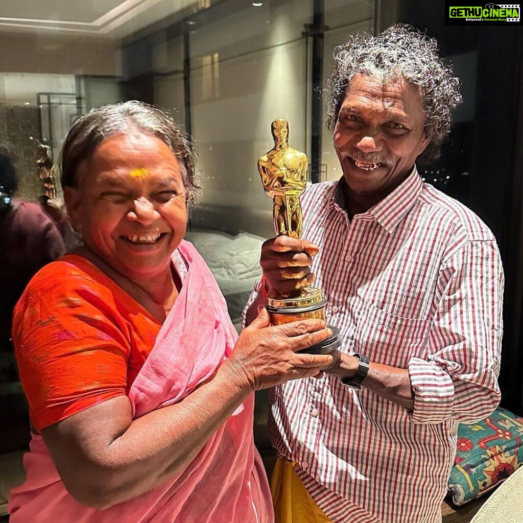 Simran Instagram - #Bomman and #Bellie holding the #Oscar trophy ❤ Pure joy within them reflecting on their face it’s bliss 😍 #TheElephantWhisperers #Netflix @kartikigonsalves Guneet Monga