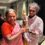 Simran Instagram – #Bomman and #Bellie holding the #Oscar trophy ❤ Pure joy within them reflecting on their face it’s bliss 😍 #TheElephantWhisperers #Netflix @kartikigonsalves Guneet Monga