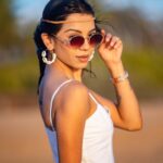 Simran Budharup Instagram - Seas The Day🔥 #beach #beachvibes #goodone #beautiful #waves #sound #beachsound #hair #makeup #soundofwaves #starplus #actor #pandyastore #vacation