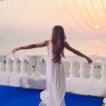 Simran Budharup Instagram - Gazing For Gold🔥 #sunset #beautiful #cute #fun #slowmotion #beautifuldestinations #hair #makeup #white #beautiful #beautifulme #shoot #set #pandyastore #starplus