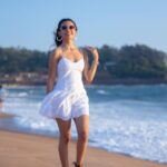 Simran Budharup Instagram – Seas The Day🔥

#beach #beachvibes #goodone #beautiful #waves #sound #beachsound #hair #makeup #soundofwaves #starplus #actor #pandyastore #vacation
