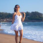 Simran Budharup Instagram - Seas The Day🔥 #beach #beachvibes #goodone #beautiful #waves #sound #beachsound #hair #makeup #soundofwaves #starplus #actor #pandyastore #vacation