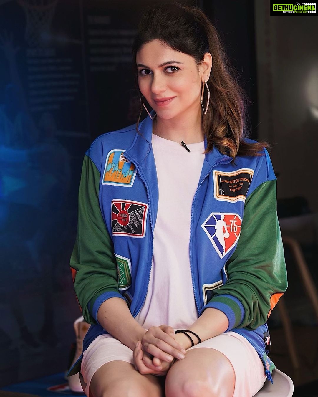 Simran Kaur Mundi Instagram - It was an #NBA kinda day 🏀 #NBAWeeklyShow #StayTuned ✨ . . #bright #colourphoto #sunshinegirl #lovely #basketballlovers #fashion #nbaindia