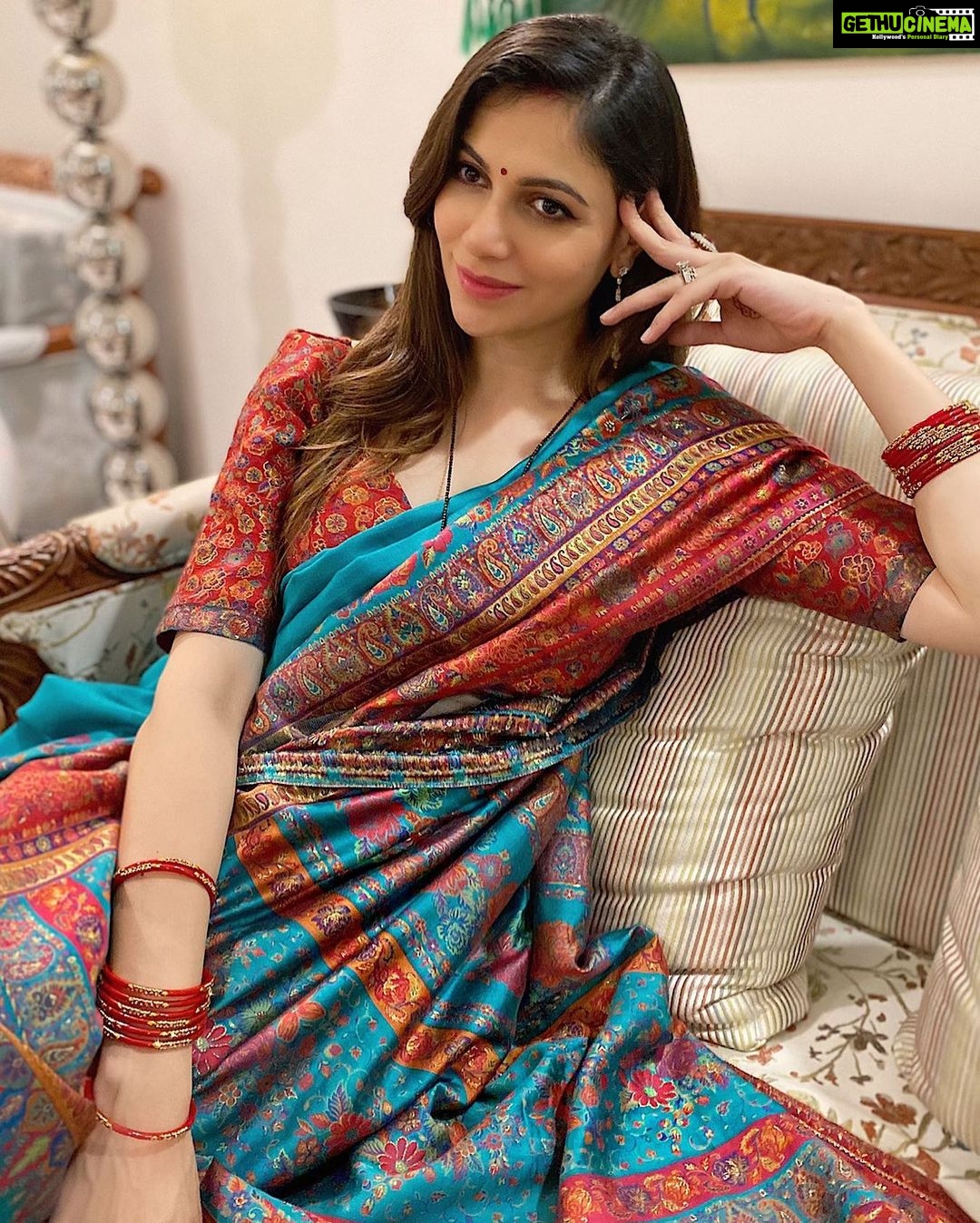 Simran Kaur Mundi Instagram - Moon ji jaldi aajaaooooo😫😫😫 #KarwaChauth #ready . . #sareelove #indianfestival #moon #comesoon