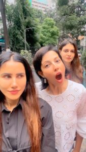 Simran Kaur Mundi Instagram - Friends don’t let friends do silly things alone 🤪 @poppyjabbal @simrankaurmundi 😘❤️💃🏻👯‍♀️ #feelitreelit #feelkaroreelkaro #trendingreels #funnyreels #comedy #friends #viralreels #reels #internationalfriendshipday #mytribe