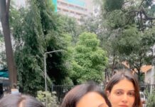 Simran Kaur Mundi Instagram - Friends don’t let friends do silly things alone 🤪 @poppyjabbal @simrankaurmundi 😘❤️💃🏻👯‍♀️ #feelitreelit #feelkaroreelkaro #trendingreels #funnyreels #comedy #friends #viralreels #reels #internationalfriendshipday #mytribe