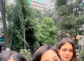 Simran Kaur Mundi Instagram - Friends don’t let friends do silly things alone 🤪 @poppyjabbal @simrankaurmundi 😘❤️💃🏻👯‍♀️ #feelitreelit #feelkaroreelkaro #trendingreels #funnyreels #comedy #friends #viralreels #reels #internationalfriendshipday #mytribe