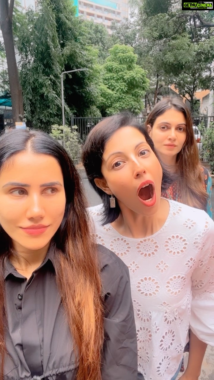 Simran Kaur Mundi Instagram - Friends don’t let friends do silly things alone 🤪 @poppyjabbal @simrankaurmundi 😘❤️💃🏻👯‍♀️ #feelitreelit #feelkaroreelkaro #trendingreels #funnyreels #comedy #friends #viralreels #reels #internationalfriendshipday #mytribe