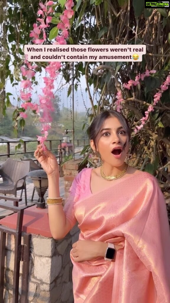 Simran Sharma Instagram - BUT they looked soooo real😭😂 #fail #funnyvideos #trendingreels #feelitreelit #reelsindia #dehradun #wedding #pink #flowers