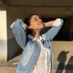 Simran Sharma Instagram – Two of my favourites, my denim jacket and the golden hour☀️💙 #sunshine #goldenhour #simransharma