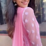 Simran Sharma Instagram – This song💕🌸💕🌸

#musicvideo #newsong #trendingreels #pink #fashion #feelitreelit #reelitfeelit #loveonreels #loveitreelit
