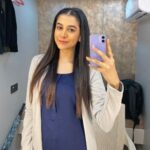 Simran Sharma Instagram – #Staffroom mirror selfie dump. 
 
Thank you @shwetaputhhran and team for the looks you put together for #Pranali and the rest of us teachers of Staffroom. I am personally a fan of Pranali’s comfy, chic style. You’re too good❤️

Thank you @vilashchaurasiya_ @ganeshpoojari19 @ravimakeupartist82 @darshana.hairstyles 
For the lovely hair and makeup💄💇🏻‍♀️

Fun fact: one of those pictures is not a mirror selfie😛🙈

#simransharma