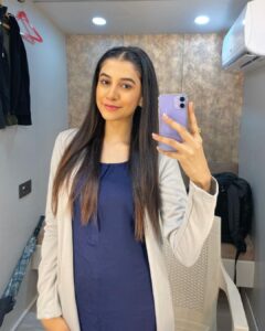 Simran Sharma Instagram - #Staffroom mirror selfie dump. 
 
Thank you @shwetaputhhran and team for the looks you put together for #Pranali and the rest of us teachers of Staffroom. I am personally a fan of Pranali’s comfy, chic style. You’re too good❤️

Thank you @vilashchaurasiya_ @ganeshpoojari19 @ravimakeupartist82 @darshana.hairstyles 
For the lovely hair and makeup💄💇🏻‍♀️

Fun fact: one of those pictures is not a mirror selfie😛🙈

#simransharma