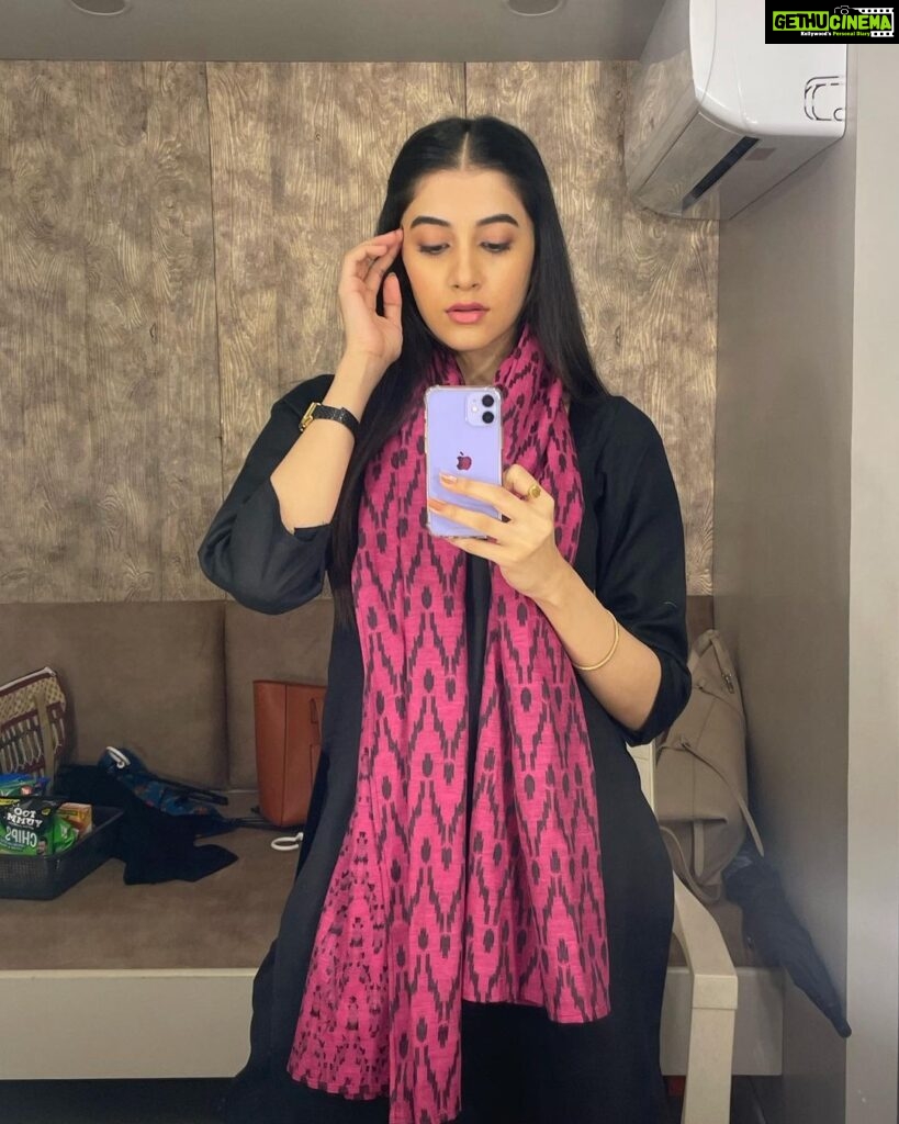 Simran Sharma Instagram - #Staffroom mirror selfie dump. Thank you @shwetaputhhran and team for the looks you put together for #Pranali and the rest of us teachers of Staffroom. I am personally a fan of Pranali’s comfy, chic style. You’re too good❤️ Thank you @vilashchaurasiya_ @ganeshpoojari19 @ravimakeupartist82 @darshana.hairstyles For the lovely hair and makeup💄💇🏻‍♀️ Fun fact: one of those pictures is not a mirror selfie😛🙈 #simransharma