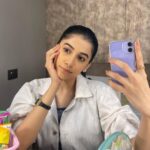 Simran Sharma Instagram – #Staffroom mirror selfie dump. 
 
Thank you @shwetaputhhran and team for the looks you put together for #Pranali and the rest of us teachers of Staffroom. I am personally a fan of Pranali’s comfy, chic style. You’re too good❤️

Thank you @vilashchaurasiya_ @ganeshpoojari19 @ravimakeupartist82 @darshana.hairstyles 
For the lovely hair and makeup💄💇🏻‍♀️

Fun fact: one of those pictures is not a mirror selfie😛🙈

#simransharma