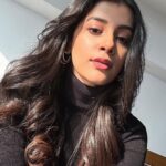 Simran Sharma Instagram - thinking about sushi🍱💛 #sunkissed #sushi #photooftheday