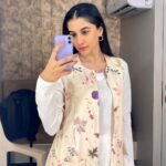 Simran Sharma Instagram – #Staffroom mirror selfie dump. 
 
Thank you @shwetaputhhran and team for the looks you put together for #Pranali and the rest of us teachers of Staffroom. I am personally a fan of Pranali’s comfy, chic style. You’re too good❤️

Thank you @vilashchaurasiya_ @ganeshpoojari19 @ravimakeupartist82 @darshana.hairstyles 
For the lovely hair and makeup💄💇🏻‍♀️

Fun fact: one of those pictures is not a mirror selfie😛🙈

#simransharma