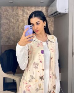 Simran Sharma Instagram - #Staffroom mirror selfie dump. 
 
Thank you @shwetaputhhran and team for the looks you put together for #Pranali and the rest of us teachers of Staffroom. I am personally a fan of Pranali’s comfy, chic style. You’re too good❤️

Thank you @vilashchaurasiya_ @ganeshpoojari19 @ravimakeupartist82 @darshana.hairstyles 
For the lovely hair and makeup💄💇🏻‍♀️

Fun fact: one of those pictures is not a mirror selfie😛🙈

#simransharma