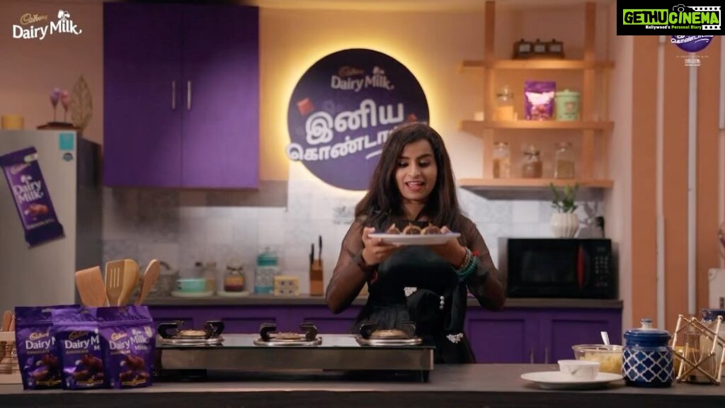 Sivaangi Krishnakumar Instagram - Did you try Sivaangi’s Choco Nut Mittai? It’s crunchy, chocolatey and I absolutely loved it! Visit select outlets of Sangeetha, Ganga Sweets and Hot Breads to try this super delicious dessert. And don’t forget to take a selfie with the sweet and tag @cadburyiniyakondattam to get featured in their page! #Cadbury #CadburyDairyMilk #CadburyIniyaKondattam #Iniya #TamilNadu #Chocolate #Sweet #Dessert #Sivaangi #Singer #Actor #ChocoNutMittai #RakeshRaghunathan #CelebrityChef #FoodHistorian