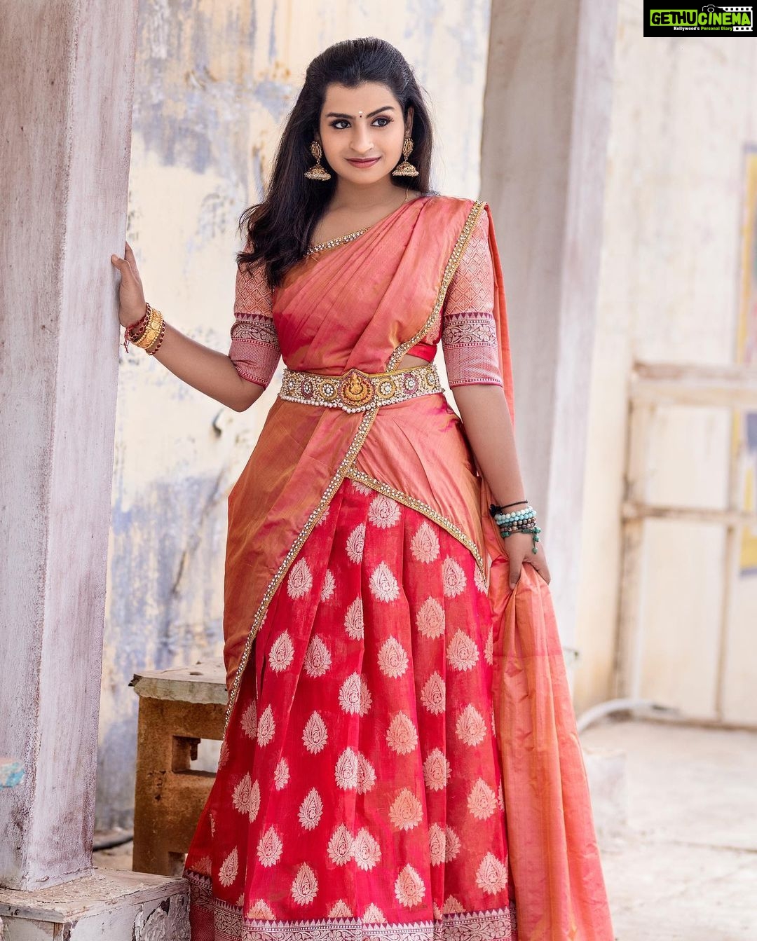 Sivaangi Krishnakumar Instagram - Converted Amma’s @binni.krishnakumar saree into a half saree😍😍 also meet my sudden friend who showed up during photo seshh😄 Hair : @arupre_makeup_artist Makeup : Yours truly😌 Photo @raghul_raghupathy Retouch @retouch_by_gokul