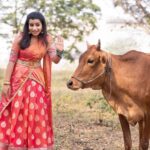 Sivaangi Krishnakumar Instagram - Converted Amma’s @binni.krishnakumar saree into a half saree😍😍 also meet my sudden friend who showed up during photo seshh😄 Hair : @arupre_makeup_artist Makeup : Yours truly😌 Photo @raghul_raghupathy Retouch @retouch_by_gokul