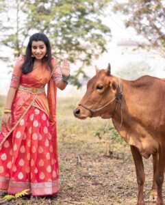 Sivaangi Krishnakumar Instagram - Converted Amma’s @binni.krishnakumar saree into a half saree😍😍 also meet my sudden friend who showed up during photo seshh😄 Hair : @arupre_makeup_artist Makeup : Yours truly😌 Photo @raghul_raghupathy Retouch @retouch_by_gokul