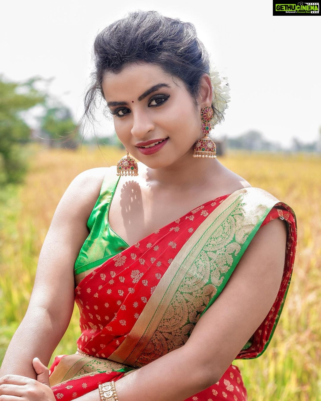 Sivaangi Krishnakumar Instagram - Dressed like a kuthu vilakku😌♥️ for #cookwithcomali Wearing @cliosilk Styling @anushaa13 Blouse @gegonian Hip belt @aaranyarentaljewellery Muah @arupre_makeup_artist Photo @raghul_raghupathy Retouch @retouch_by_gokul