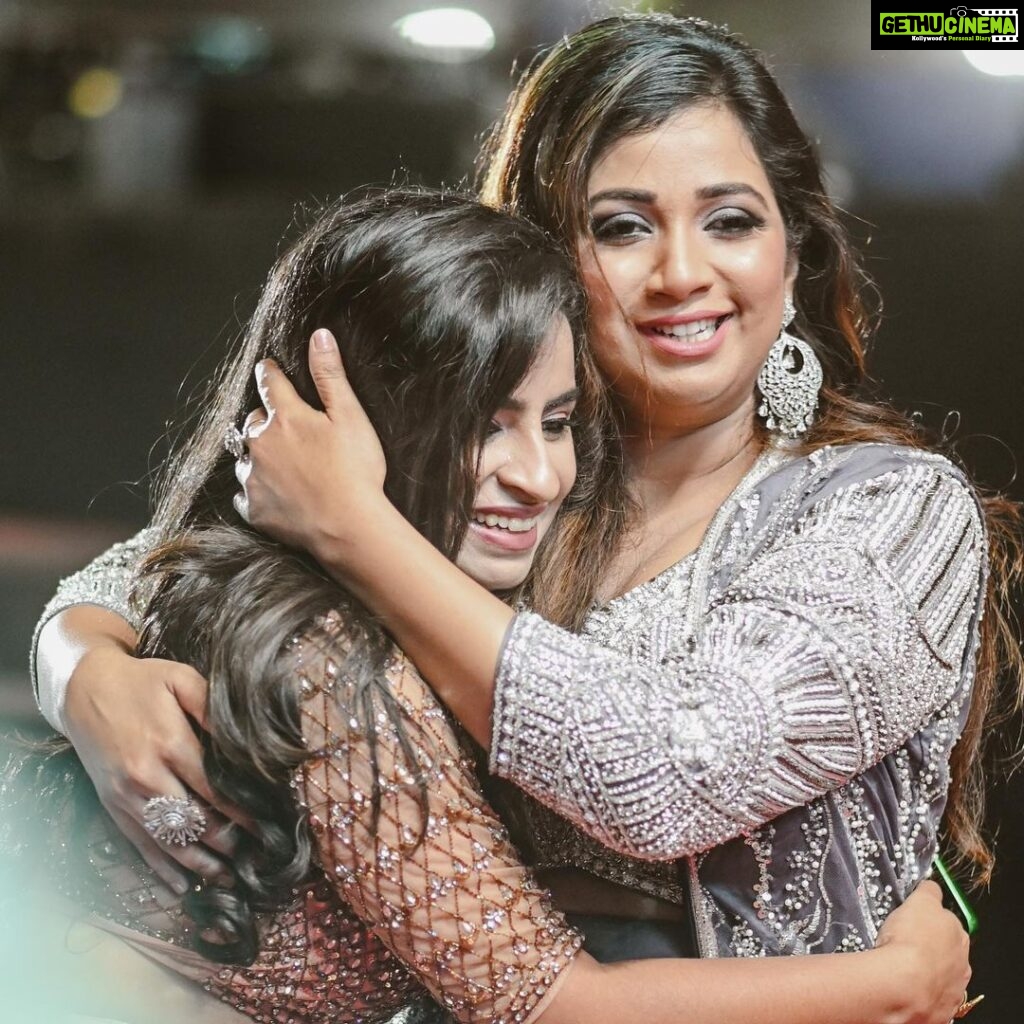 Sivaangi Krishnakumar Instagram - Some moments in life are meant to be cherished for a lifetime❤️ This is one such moment❤️ @shreyaghoshal Thankyou @arvinthiyer for the pictures ❤️