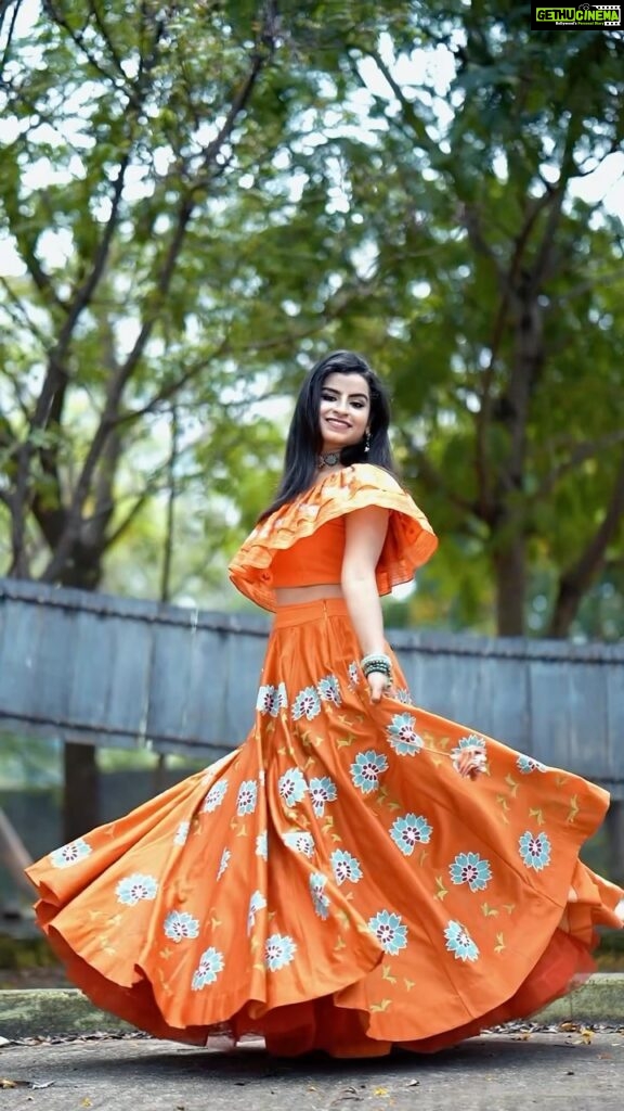Sivaangi Krishnakumar Instagram - Orange mittai!🧡 Styling @anushaa13 Outfit @baavli Makeup @arupre_makeup_artist Video @praveenraj.palani #cookwithcomali