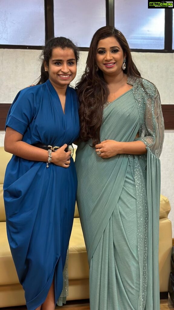 Sivaangi Krishnakumar Instagram - With “The Voice” which inspired me to become a singer🥹 I have tried to see her many times for years, asked so many people related to her for her glance , wanted to go to her place and see her for once and it all didnt happen just to be blessed with this moment in my hometown😭 and all those words about me and acknowledgement from the person you have been idolising your whole life🥺 I dont know what I did to deserve this blessing . Getting a compliment as “Battery Charger “ from my Battery Charger since childhood 🥹 what more does a singer want ?wanted to speak my heart out to her but I became so numb seeing her ! What a blessed evening ..listening to her songs all the time in earphones to witnessing the same in real hits hardddd! How divine😭🥺 what an amazing end to the year🥰 @shreyaghoshal mam the OG!!!❤️❤️ will always be my inspiration even if I reach somewhere she will be my idol till the end❤️ VC @djgowthamofficial @noiseandgrains Thankyou @noiseandgrains @karya2000 for bringing her and also for this moment 🥺
