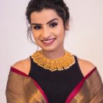 Sivaangi Krishnakumar Instagram - Felt like “Sivaangi Silks And Jewelry “ 😙😂 Styling @anushaa13 Muah @arupre_makeup_artist Asst Stylist @stylewithpp Neckpiece @aaranyarentaljewellery PC @raghul_raghupathy Retouch @retouch_by_gokul