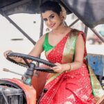 Sivaangi Krishnakumar Instagram - Dressed like a kuthu vilakku😌♥️ for #cookwithcomali Wearing @cliosilk Styling @anushaa13 Blouse @gegonian Hip belt @aaranyarentaljewellery Muah @arupre_makeup_artist Photo @raghul_raghupathy Retouch @retouch_by_gokul