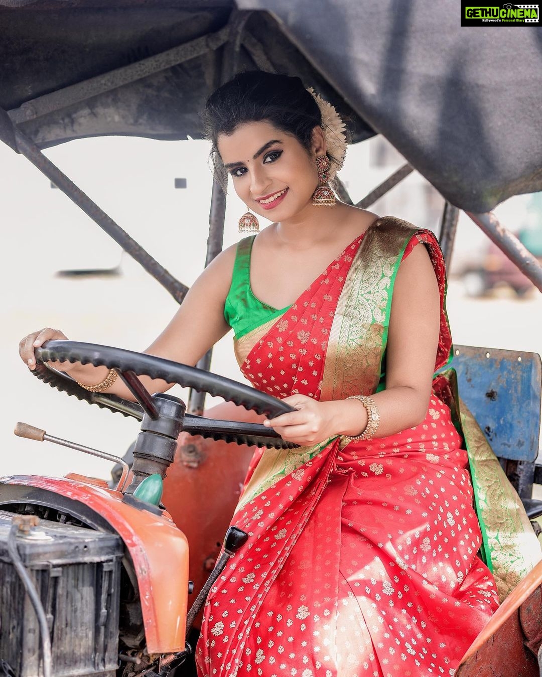 Sivaangi Krishnakumar Instagram - Dressed like a kuthu vilakku😌♥️ for #cookwithcomali Wearing @cliosilk Styling @anushaa13 Blouse @gegonian Hip belt @aaranyarentaljewellery Muah @arupre_makeup_artist Photo @raghul_raghupathy Retouch @retouch_by_gokul