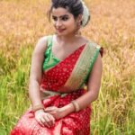 Sivaangi Krishnakumar Instagram - Dressed like a kuthu vilakku😌♥️ for #cookwithcomali Wearing @cliosilk Styling @anushaa13 Blouse @gegonian Hip belt @aaranyarentaljewellery Muah @arupre_makeup_artist Photo @raghul_raghupathy Retouch @retouch_by_gokul