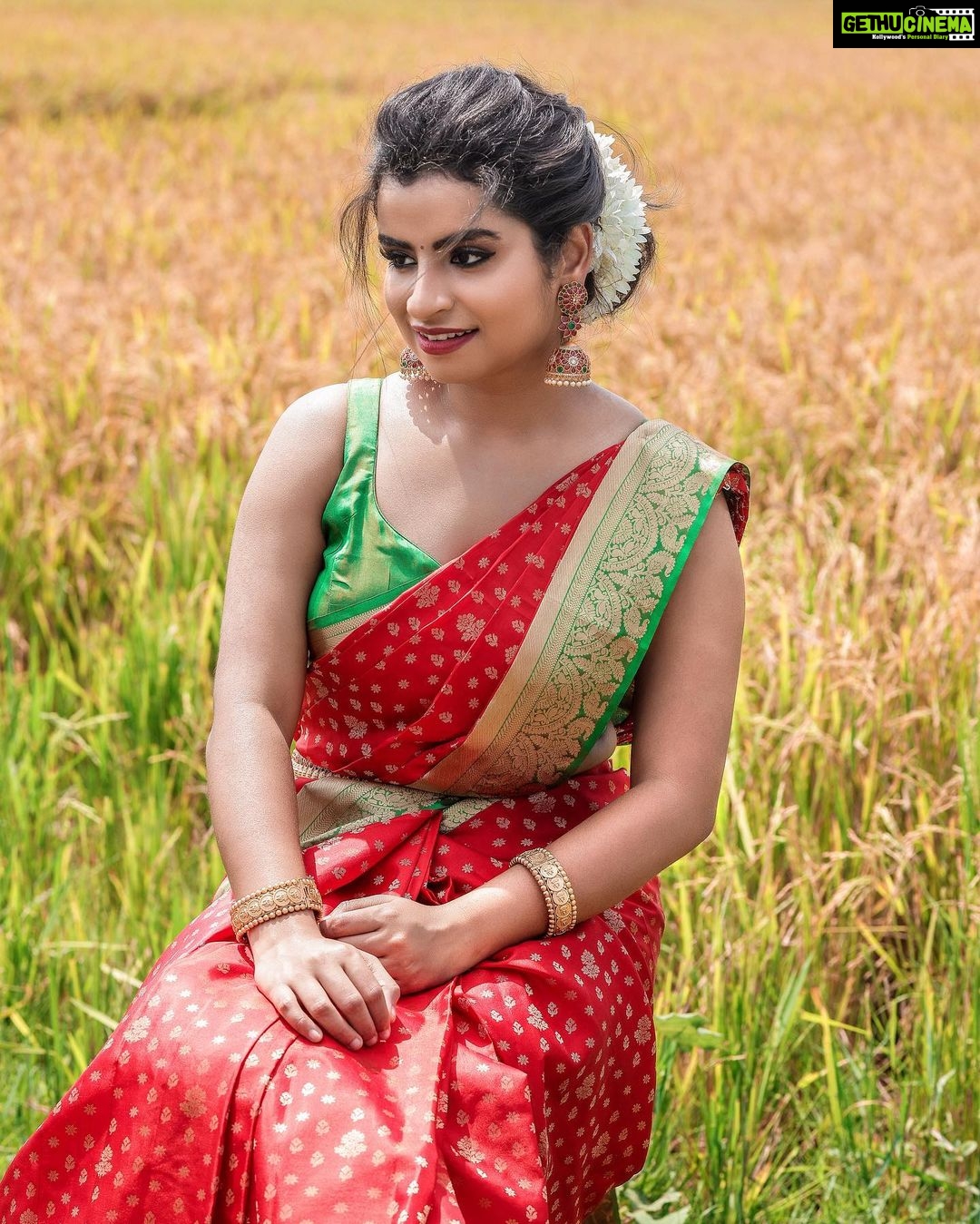 Sivaangi Krishnakumar Instagram - Dressed like a kuthu vilakku😌♥️ for #cookwithcomali Wearing @cliosilk Styling @anushaa13 Blouse @gegonian Hip belt @aaranyarentaljewellery Muah @arupre_makeup_artist Photo @raghul_raghupathy Retouch @retouch_by_gokul