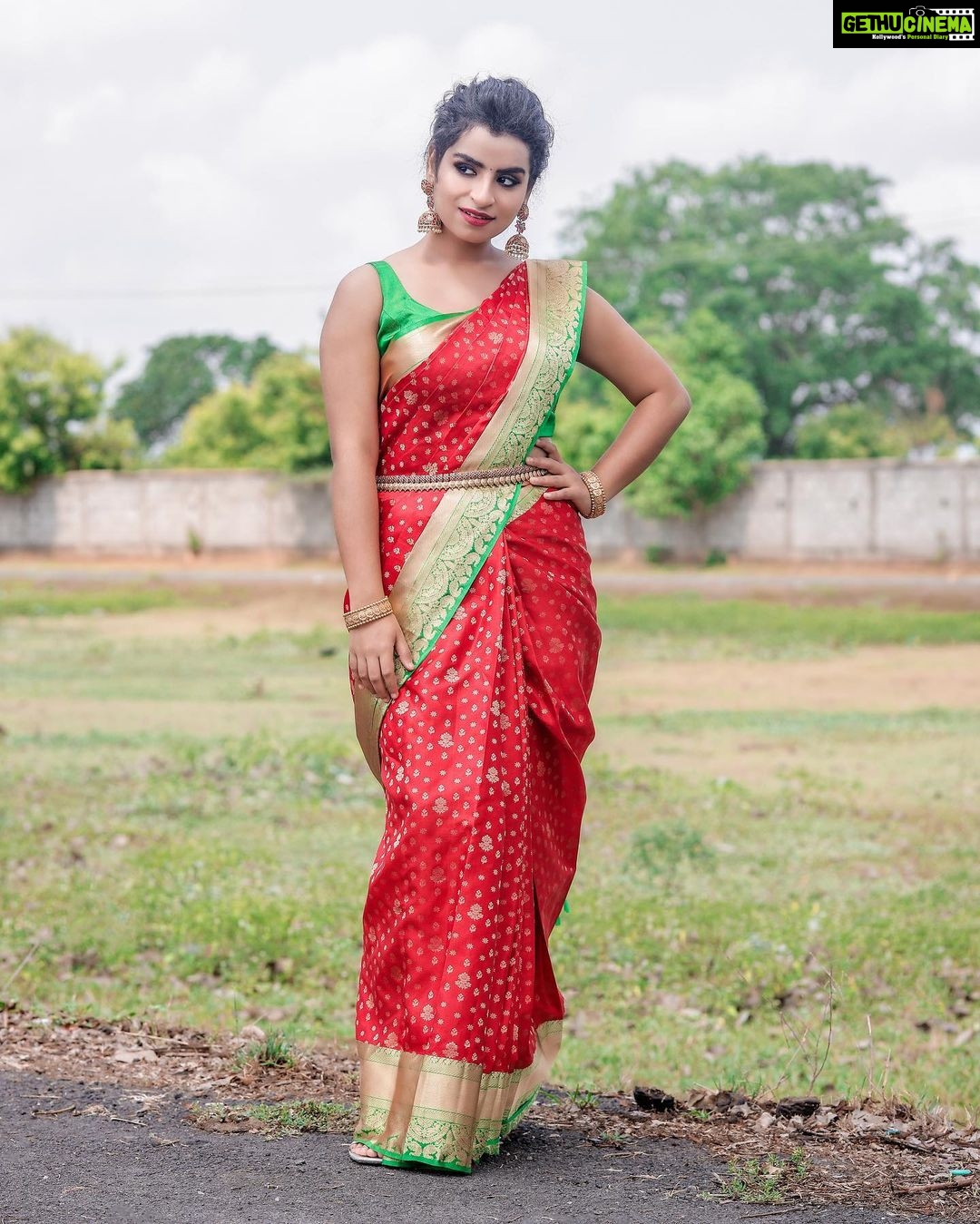 Sivaangi Krishnakumar Instagram - Dressed like a kuthu vilakku😌♥️ for #cookwithcomali Wearing @cliosilk Styling @anushaa13 Blouse @gegonian Hip belt @aaranyarentaljewellery Muah @arupre_makeup_artist Photo @raghul_raghupathy Retouch @retouch_by_gokul