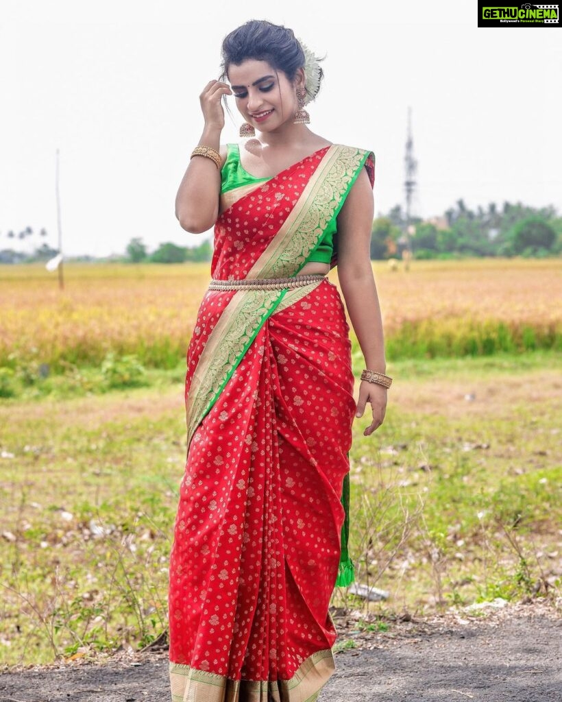 Sivaangi Krishnakumar Instagram - Dressed like a kuthu vilakku😌♥️ for #cookwithcomali Wearing @cliosilk Styling @anushaa13 Blouse @gegonian Hip belt @aaranyarentaljewellery Muah @arupre_makeup_artist Photo @raghul_raghupathy Retouch @retouch_by_gokul