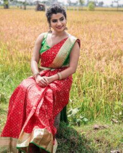 Sivaangi Krishnakumar Instagram - Dressed like a kuthu vilakku😌♥️ for #cookwithcomali Wearing @cliosilk Styling @anushaa13 Blouse @gegonian Hip belt @aaranyarentaljewellery Muah @arupre_makeup_artist Photo @raghul_raghupathy Retouch @retouch_by_gokul