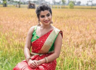 Sivaangi Krishnakumar Instagram - Dressed like a kuthu vilakku😌♥️ for #cookwithcomali Wearing @cliosilk Styling @anushaa13 Blouse @gegonian Hip belt @aaranyarentaljewellery Muah @arupre_makeup_artist Photo @raghul_raghupathy Retouch @retouch_by_gokul