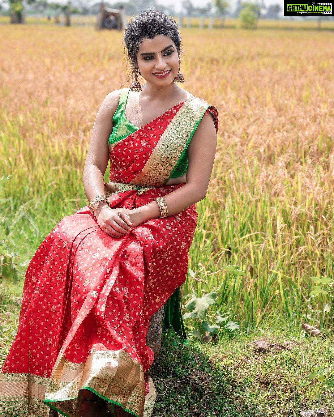 Sivaangi Krishnakumar Instagram - Dressed like a kuthu vilakku😌♥️ for #cookwithcomali Wearing @cliosilk Styling @anushaa13 Blouse @gegonian Hip belt @aaranyarentaljewellery Muah @arupre_makeup_artist Photo @raghul_raghupathy Retouch @retouch_by_gokul