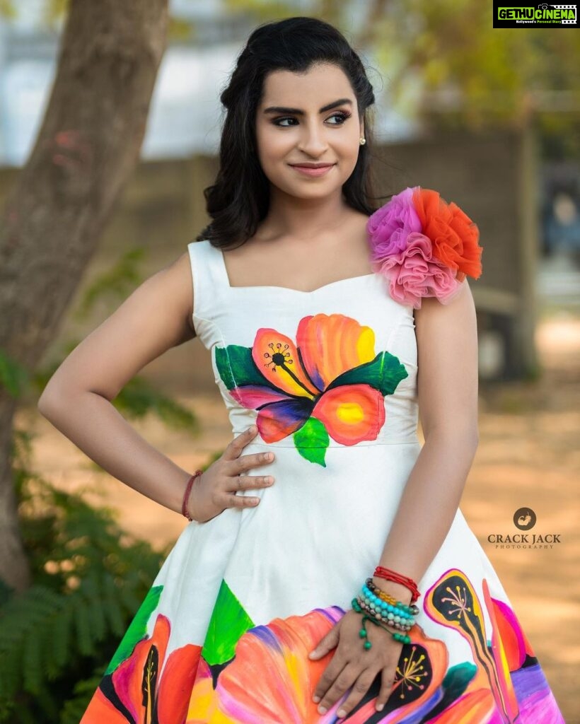 Sivaangi Krishnakumar Instagram - Hi🌸❤️ Handpainted dress from @styl_chennai Makeup @arupre_makeup_artist Photos @crackjackphotography thankyou for the last min shoot bro😬 #cookwithcomali
