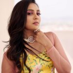 Smruthi Venkat Instagram – ✨good night

Jewellery @fineshinejewels 
Wardrobe @sin.dayal 
Makeup @liyash_mua 
Hair @binchu_kc