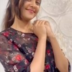 Smruthi Venkat Instagram – My go to skin care routine on my vacation 😻

@drrenitarajan @chosen_by_dermatology
