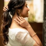 Smruthi Venkat Instagram – Nighttt ✨

Pc @camerasenthil 
Wardrobe @rubyafroz80 @_.rubeenavogueofficial._ 
Mua @reenapaiva 
Hair @durga_hair_stylist 

#saree #white #whitesaree #simple #simplesaree #elegant #instagood #instagram #insta #indian
