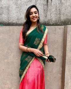 Smruthi Venkat Instagram - அனைத்து அன்பு உள்ளங்களுக்கும் இனிய சித்திரை புத்தாண்டு நல்வாழ்த்துக்கள் ✨❤️

Half saree @swarnasaris