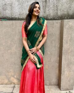 Smruthi Venkat Instagram - அனைத்து அன்பு உள்ளங்களுக்கும் இனிய சித்திரை புத்தாண்டு நல்வாழ்த்துக்கள் ✨❤️

Half saree @swarnasaris