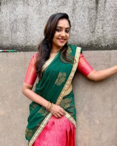 Smruthi Venkat Instagram - அனைத்து அன்பு உள்ளங்களுக்கும் இனிய சித்திரை புத்தாண்டு நல்வாழ்த்துக்கள் ✨❤️

Half saree @swarnasaris