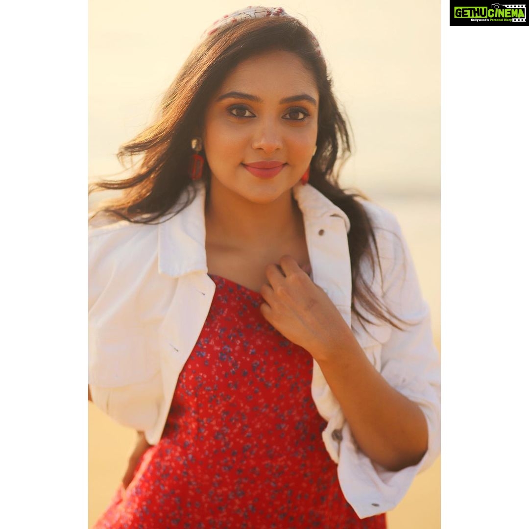 Smruthi Venkat Instagram - Sending you all a lot of love this Valentine’s Day ❤️ Happy Valentine’s Day ❤️ Styling: @keziah_costume_stylist Outfits: @_gina_couture Muah: @harisri_makeoverartistry Photography: @shotsbyuv @kishorekumar5749 @sat_narain #valantinesday #love #red #loveyourself #selflove #instagram #instalove #instapost #redlove #lovelife #loveyou